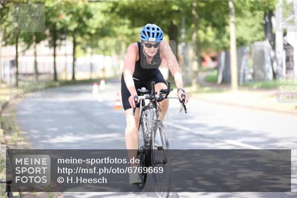 11.08.2024 - GEWOBA Citytriathlon Bremen H.Heesch http://msf.ph/oto/6769669 11.08.2024 10:43:06 Radfahren 21, 70, 101, 116 meine-sportfotos.de