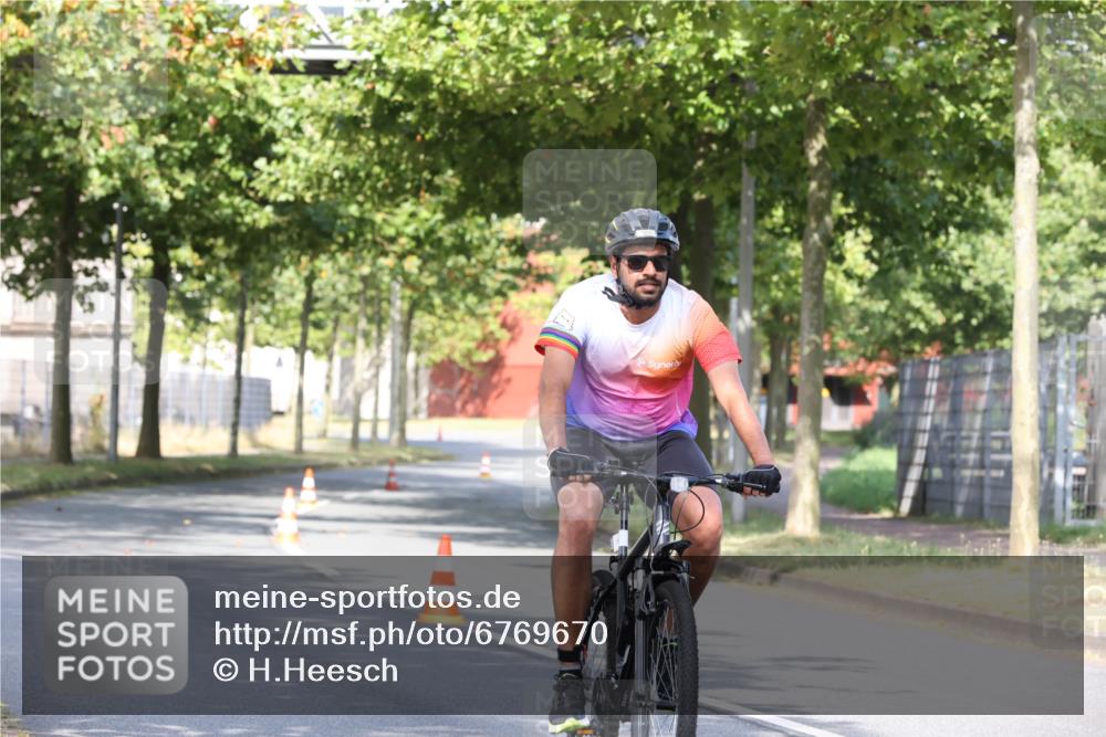 11.08.2024 - GEWOBA Citytriathlon Bremen H.Heesch http://msf.ph/oto/6769670 11.08.2024 10:30:29 Radfahren 19 meine-sportfotos.de