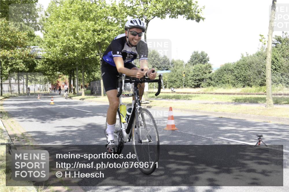 11.08.2024 - GEWOBA Citytriathlon Bremen H.Heesch http://msf.ph/oto/6769671 11.08.2024 11:49:48 Radfahren 815, 862, 949, 979 meine-sportfotos.de