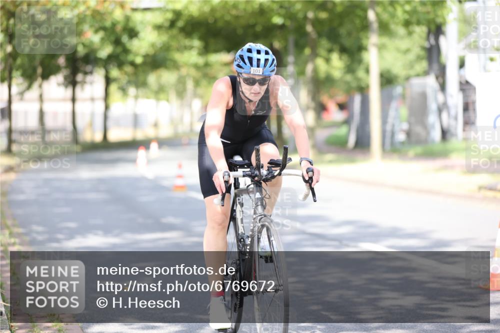 11.08.2024 - GEWOBA Citytriathlon Bremen H.Heesch http://msf.ph/oto/6769672 11.08.2024 10:43:06 Radfahren 21, 70, 101, 116 meine-sportfotos.de