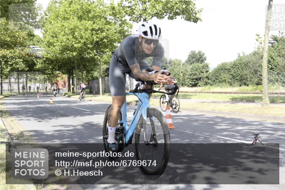 11.08.2024 - GEWOBA Citytriathlon Bremen H.Heesch http://msf.ph/oto/6769674 11.08.2024 11:49:53 Radfahren 785, 796, 862, 881, 949, 979 meine-sportfotos.de