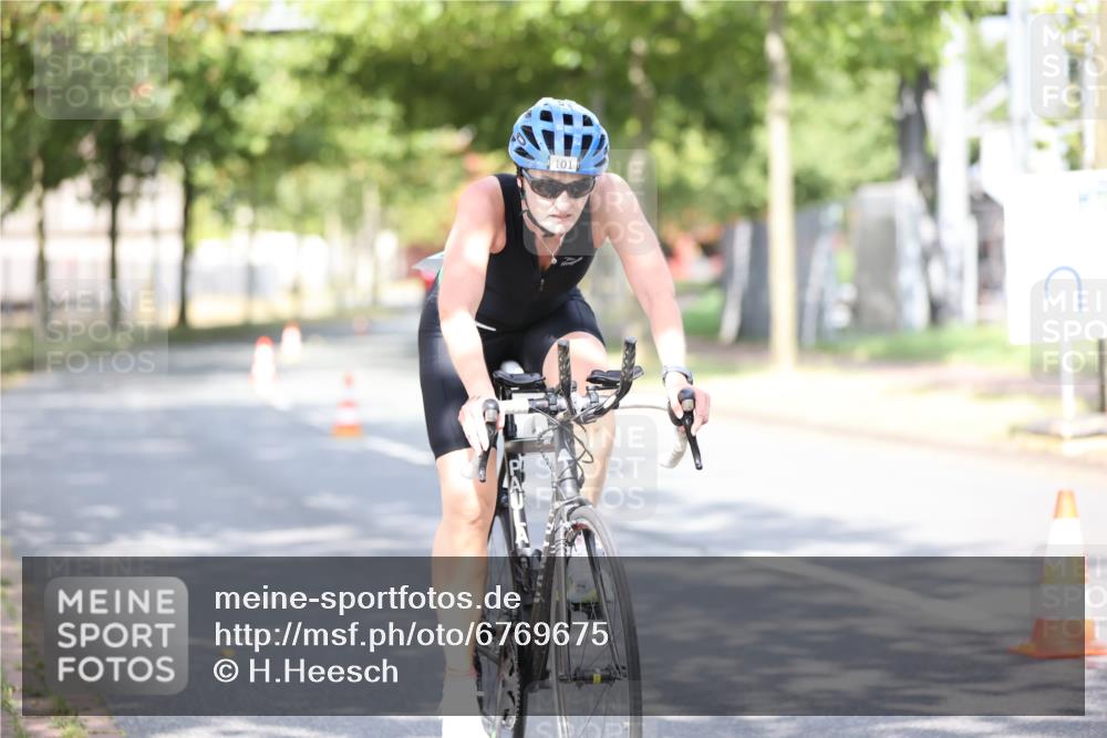 11.08.2024 - GEWOBA Citytriathlon Bremen H.Heesch http://msf.ph/oto/6769675 11.08.2024 10:43:06 Radfahren 21, 70, 101, 116 meine-sportfotos.de