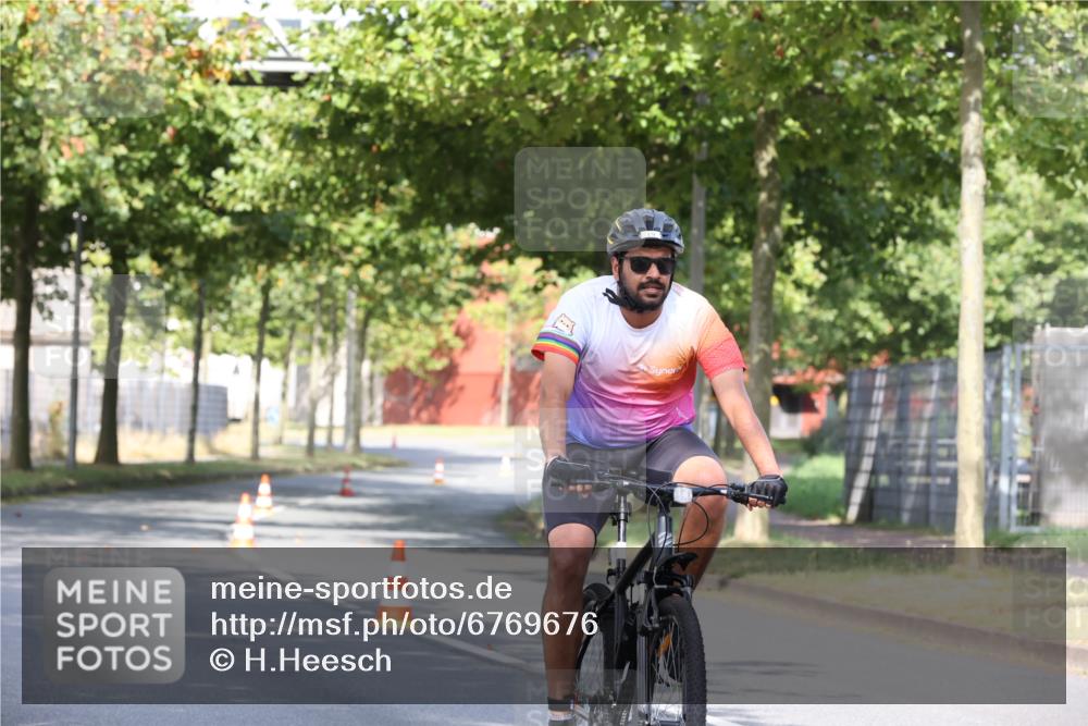 11.08.2024 - GEWOBA Citytriathlon Bremen H.Heesch http://msf.ph/oto/6769676 11.08.2024 10:30:29 Radfahren 19 meine-sportfotos.de