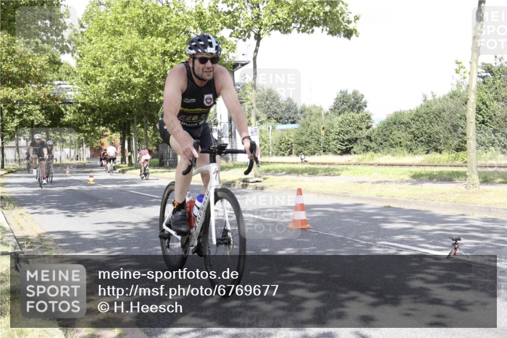 11.08.2024 - GEWOBA Citytriathlon Bremen H.Heesch http://msf.ph/oto/6769677 11.08.2024 11:49:59 Radfahren 785, 796, 862, 881, 979 meine-sportfotos.de