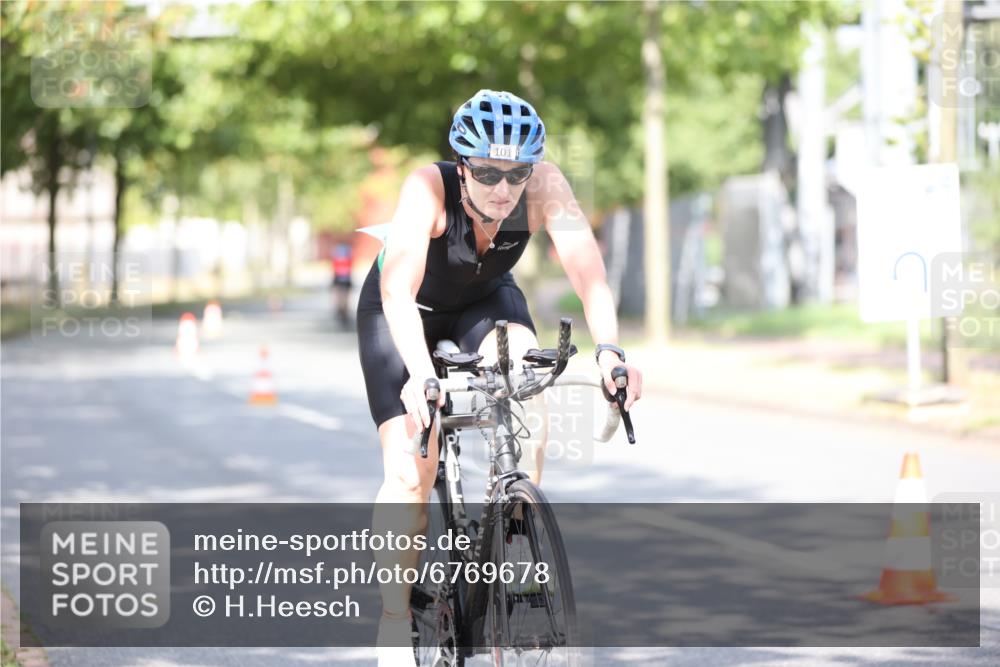11.08.2024 - GEWOBA Citytriathlon Bremen H.Heesch http://msf.ph/oto/6769678 11.08.2024 10:43:06 Radfahren 21, 70, 101, 116 meine-sportfotos.de