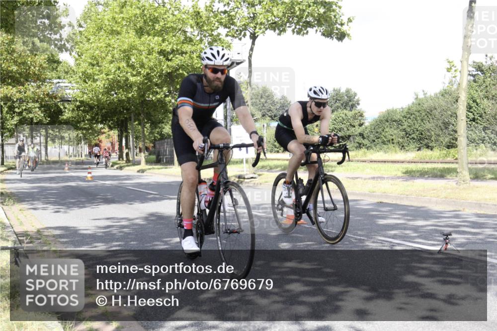 11.08.2024 - GEWOBA Citytriathlon Bremen H.Heesch http://msf.ph/oto/6769679 11.08.2024 11:50:01 Radfahren 785, 796, 862, 881, 979 meine-sportfotos.de