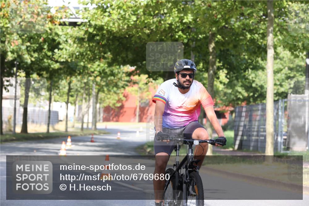 11.08.2024 - GEWOBA Citytriathlon Bremen H.Heesch http://msf.ph/oto/6769680 11.08.2024 10:30:29 Radfahren 19 meine-sportfotos.de