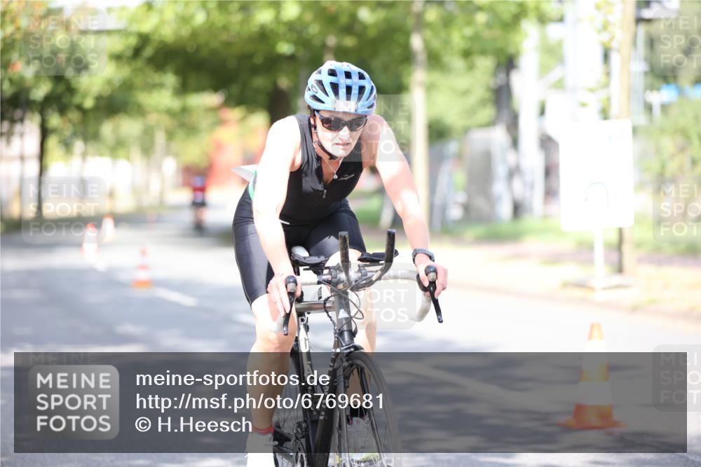11.08.2024 - GEWOBA Citytriathlon Bremen H.Heesch http://msf.ph/oto/6769681 11.08.2024 10:43:06 Radfahren 21, 70, 101, 116 meine-sportfotos.de