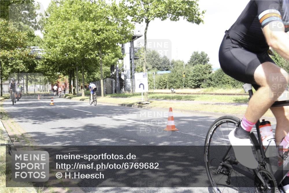 11.08.2024 - GEWOBA Citytriathlon Bremen H.Heesch http://msf.ph/oto/6769682 11.08.2024 11:50:01 Radfahren 785, 796, 862, 881, 979 meine-sportfotos.de