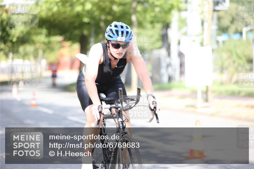 11.08.2024 - GEWOBA Citytriathlon Bremen H.Heesch http://msf.ph/oto/6769683 11.08.2024 10:43:06 Radfahren 21, 70, 101, 116 meine-sportfotos.de