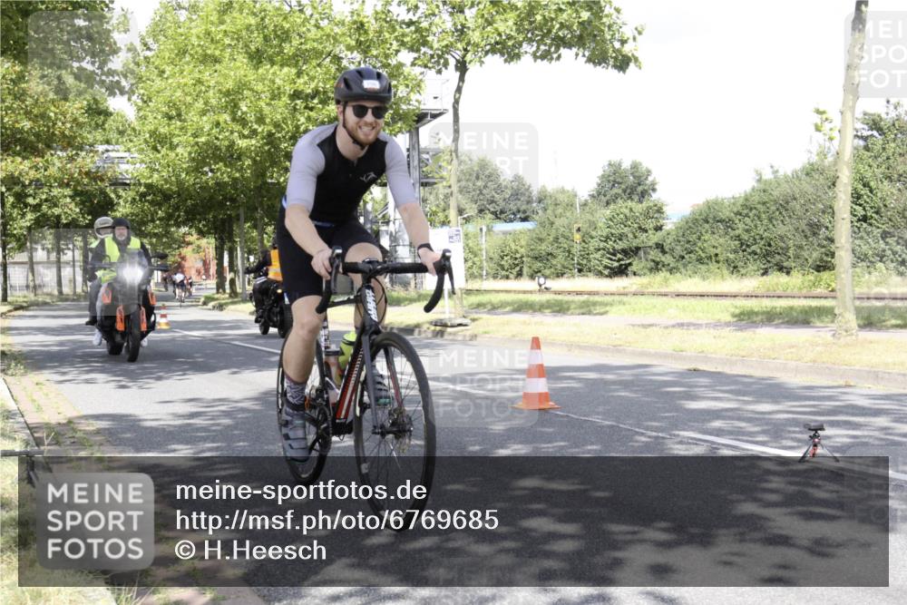 11.08.2024 - GEWOBA Citytriathlon Bremen H.Heesch http://msf.ph/oto/6769685 11.08.2024 11:50:04 Radfahren 785, 796, 862, 881, 979 meine-sportfotos.de