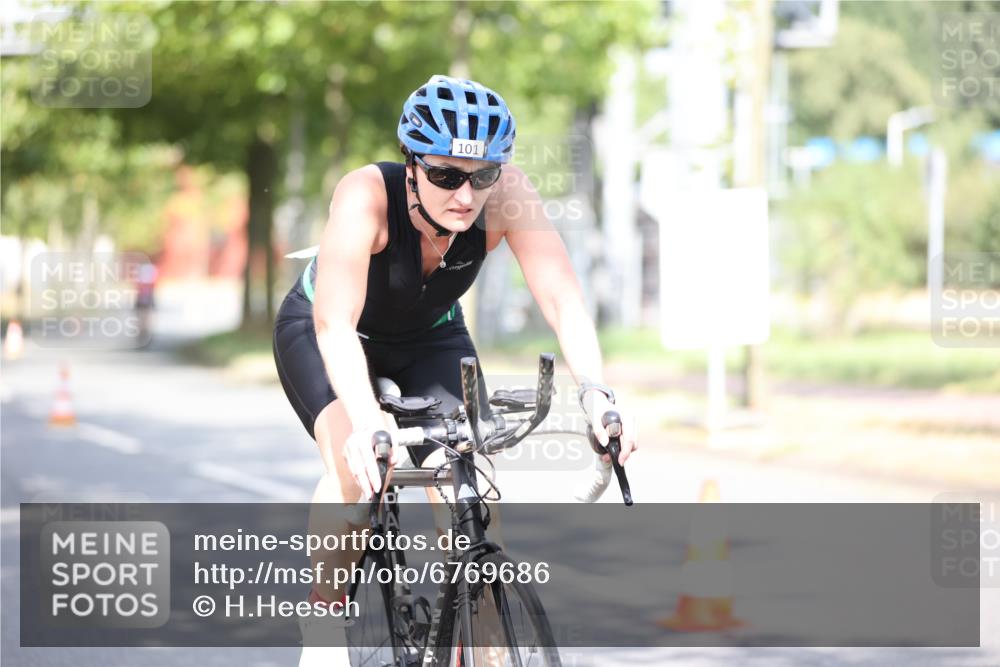 11.08.2024 - GEWOBA Citytriathlon Bremen H.Heesch http://msf.ph/oto/6769686 11.08.2024 10:43:06 Radfahren 21, 70, 101, 116 meine-sportfotos.de