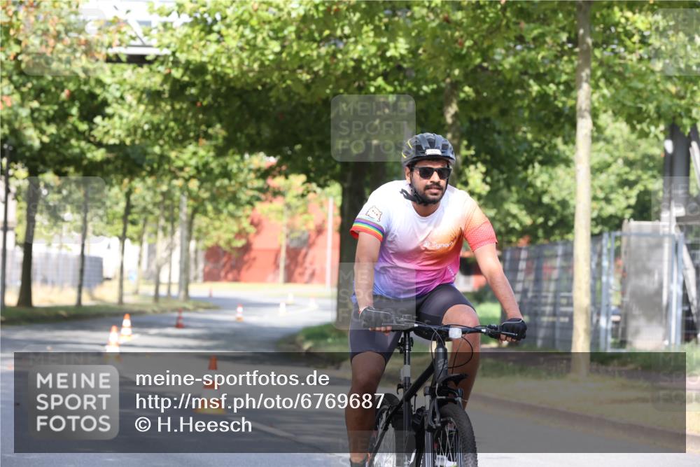11.08.2024 - GEWOBA Citytriathlon Bremen H.Heesch http://msf.ph/oto/6769687 11.08.2024 10:30:29 Radfahren 19 meine-sportfotos.de