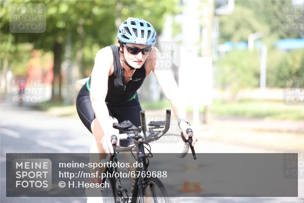 11.08.2024 - GEWOBA Citytriathlon Bremen H.Heesch http://msf.ph/oto/6769688 11.08.2024 10:43:06 Radfahren 21, 70, 101, 116 meine-sportfotos.de
