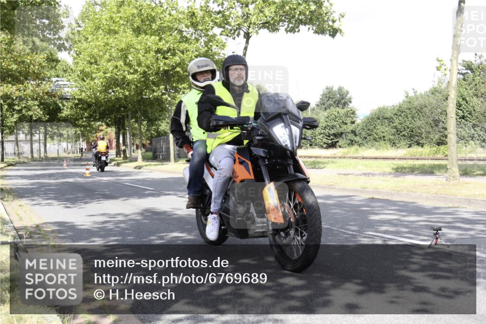 11.08.2024 - GEWOBA Citytriathlon Bremen H.Heesch http://msf.ph/oto/6769689 11.08.2024 11:50:05 Radfahren 785, 796, 862, 881, 929, 979, 1022 meine-sportfotos.de