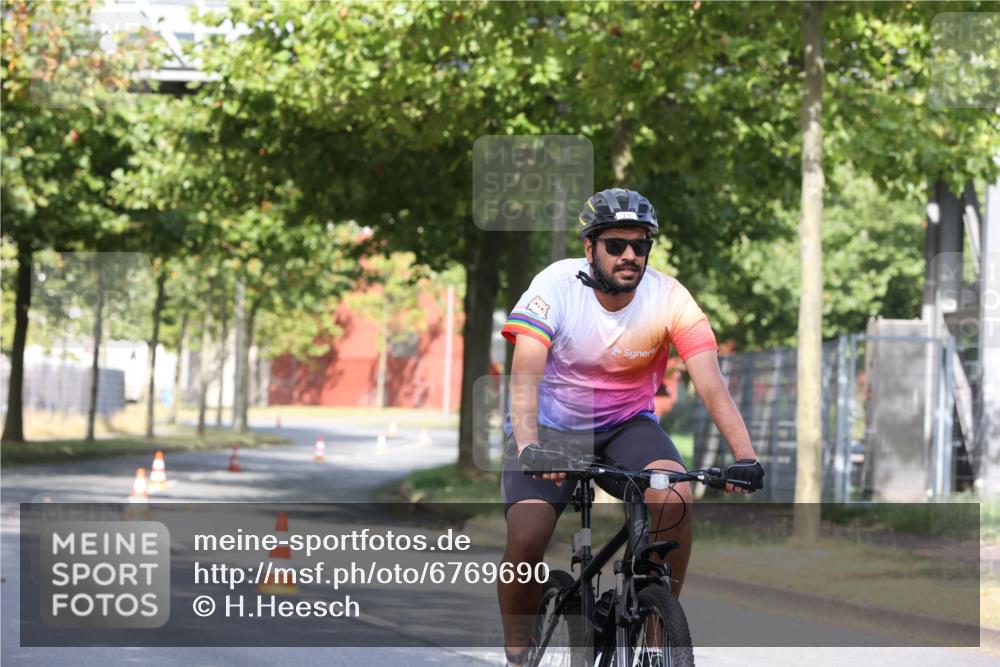 11.08.2024 - GEWOBA Citytriathlon Bremen H.Heesch http://msf.ph/oto/6769690 11.08.2024 10:30:29 Radfahren 19 meine-sportfotos.de