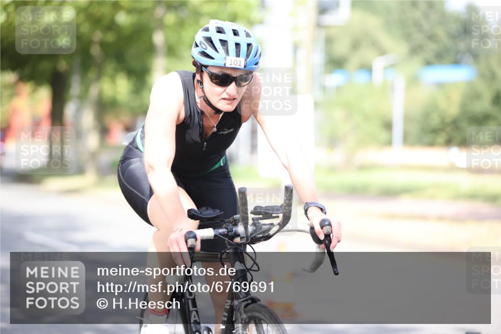 11.08.2024 - GEWOBA Citytriathlon Bremen H.Heesch http://msf.ph/oto/6769691 11.08.2024 10:43:06 Radfahren 21, 70, 101, 116 meine-sportfotos.de