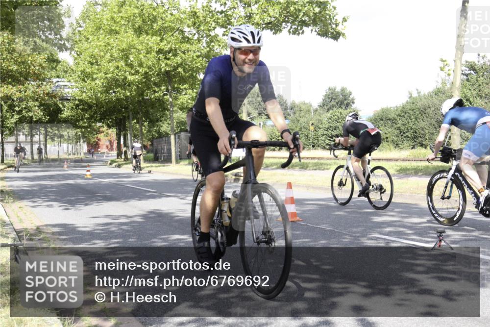 11.08.2024 - GEWOBA Citytriathlon Bremen H.Heesch http://msf.ph/oto/6769692 11.08.2024 11:50:15 Radfahren 785, 796, 881, 929, 981, 1022 meine-sportfotos.de