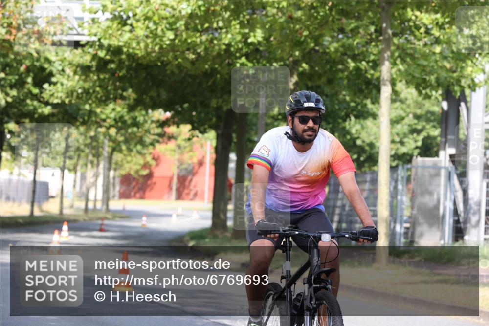 11.08.2024 - GEWOBA Citytriathlon Bremen H.Heesch http://msf.ph/oto/6769693 11.08.2024 10:30:29 Radfahren 19 meine-sportfotos.de