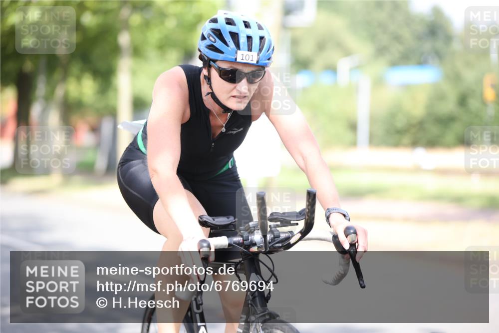 11.08.2024 - GEWOBA Citytriathlon Bremen H.Heesch http://msf.ph/oto/6769694 11.08.2024 10:43:06 Radfahren 21, 70, 101, 116 meine-sportfotos.de