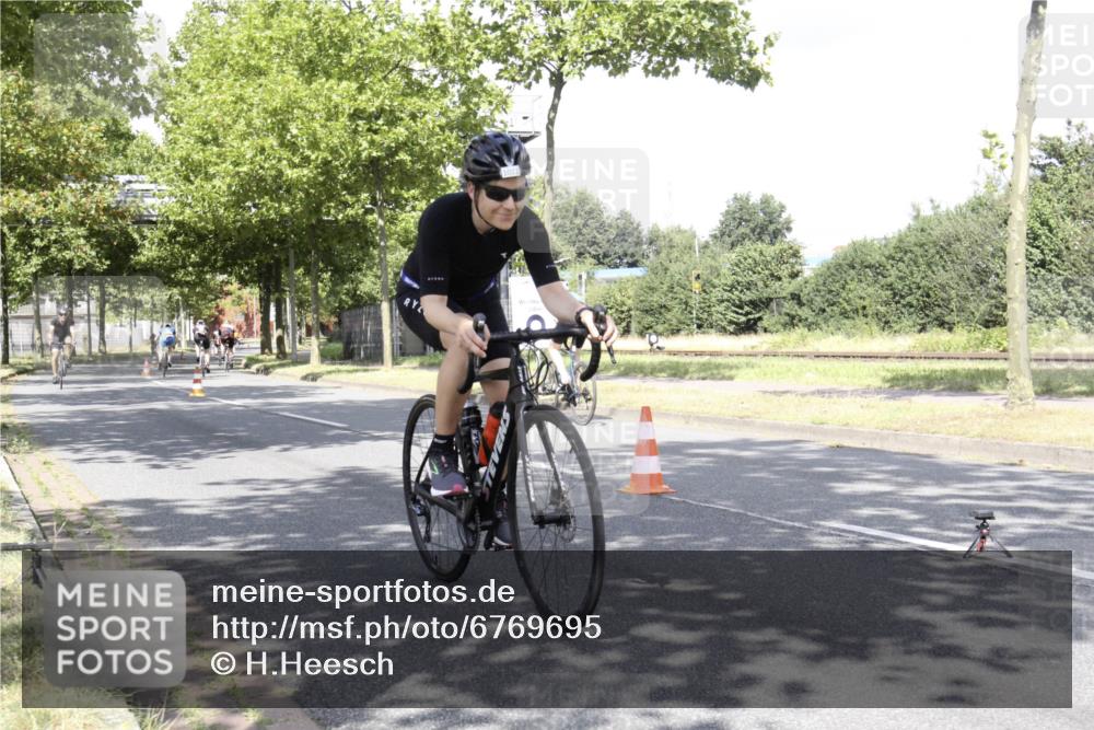 11.08.2024 - GEWOBA Citytriathlon Bremen H.Heesch http://msf.ph/oto/6769695 11.08.2024 11:50:18 Radfahren 915, 929, 981, 1022 meine-sportfotos.de