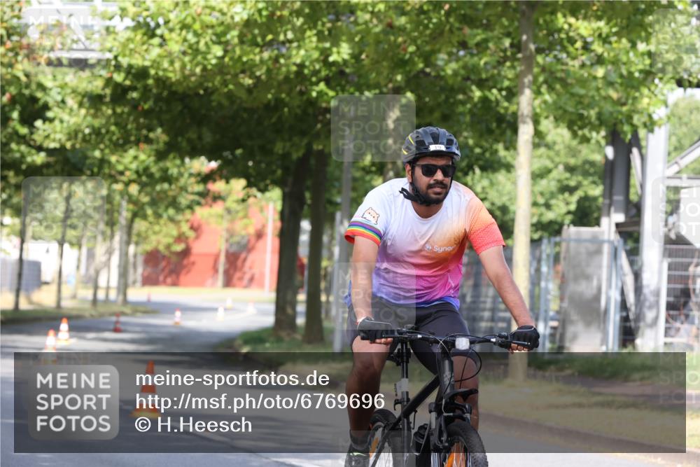 11.08.2024 - GEWOBA Citytriathlon Bremen H.Heesch http://msf.ph/oto/6769696 11.08.2024 10:30:29 Radfahren 19 meine-sportfotos.de