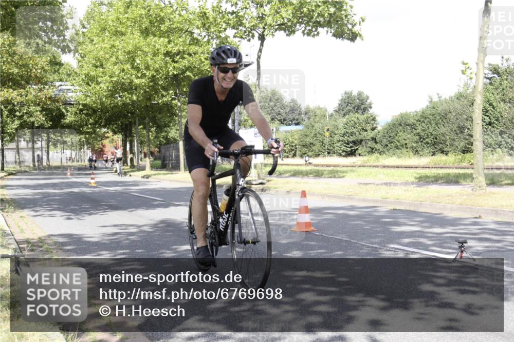 11.08.2024 - GEWOBA Citytriathlon Bremen H.Heesch http://msf.ph/oto/6769698 11.08.2024 11:50:21 Radfahren 915, 929, 981, 1022 meine-sportfotos.de