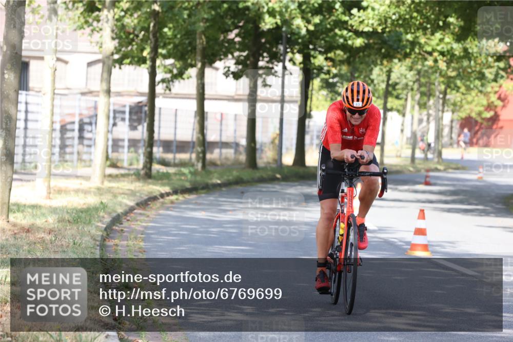 11.08.2024 - GEWOBA Citytriathlon Bremen H.Heesch http://msf.ph/oto/6769699 11.08.2024 10:32:33 Radfahren 63 meine-sportfotos.de