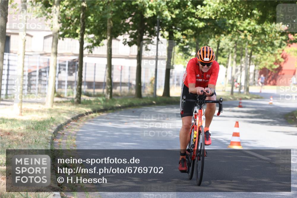 11.08.2024 - GEWOBA Citytriathlon Bremen H.Heesch http://msf.ph/oto/6769702 11.08.2024 10:32:33 Radfahren 63 meine-sportfotos.de