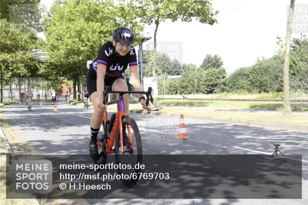 11.08.2024 - GEWOBA Citytriathlon Bremen H.Heesch http://msf.ph/oto/6769703 11.08.2024 11:50:37 Radfahren 741, 748, 783, 915, 963, 966, 992, 1021, 1027 meine-sportfotos.de