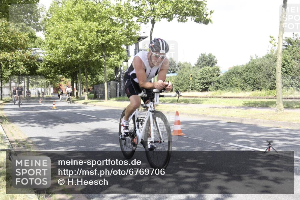 11.08.2024 - GEWOBA Citytriathlon Bremen H.Heesch http://msf.ph/oto/6769706 11.08.2024 11:50:40 Radfahren 741, 748, 783, 915, 963, 966, 992, 1021, 1027 meine-sportfotos.de