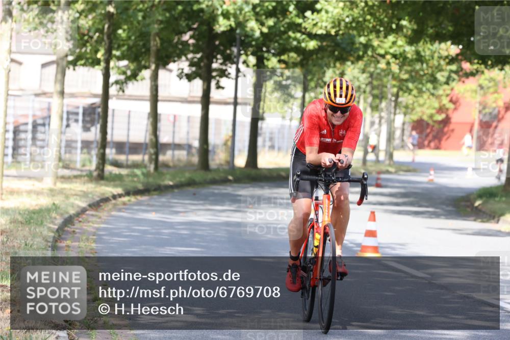 11.08.2024 - GEWOBA Citytriathlon Bremen H.Heesch http://msf.ph/oto/6769708 11.08.2024 10:32:33 Radfahren 63 meine-sportfotos.de