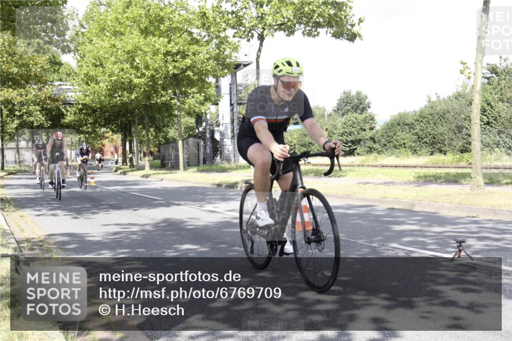 11.08.2024 - GEWOBA Citytriathlon Bremen H.Heesch http://msf.ph/oto/6769709 11.08.2024 11:50:42 Radfahren 741, 748, 783, 963, 966, 992, 1021, 1027 meine-sportfotos.de
