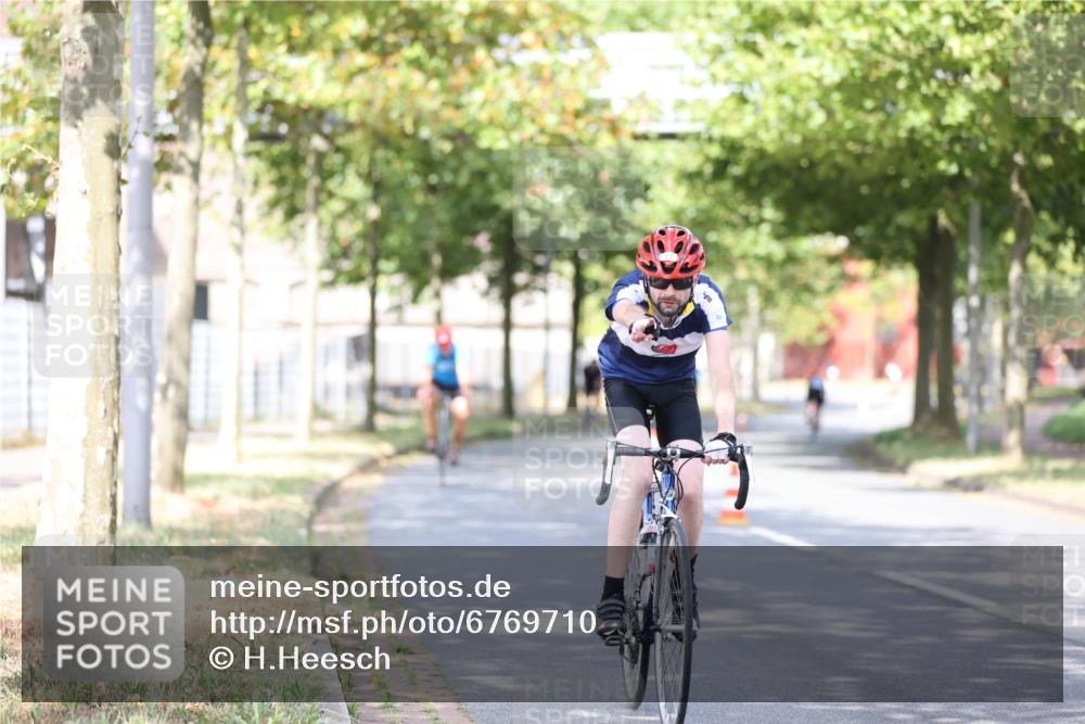 11.08.2024 - GEWOBA Citytriathlon Bremen H.Heesch http://msf.ph/oto/6769710 11.08.2024 10:43:29 Radfahren 2, 6, 17, 108 meine-sportfotos.de