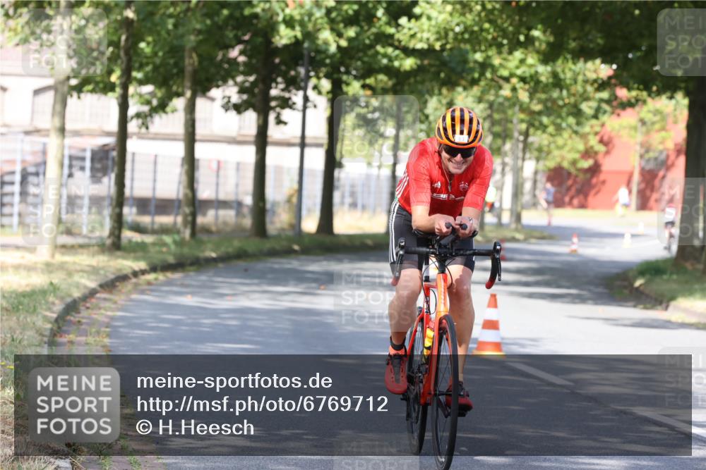 11.08.2024 - GEWOBA Citytriathlon Bremen H.Heesch http://msf.ph/oto/6769712 11.08.2024 10:32:33 Radfahren 63 meine-sportfotos.de