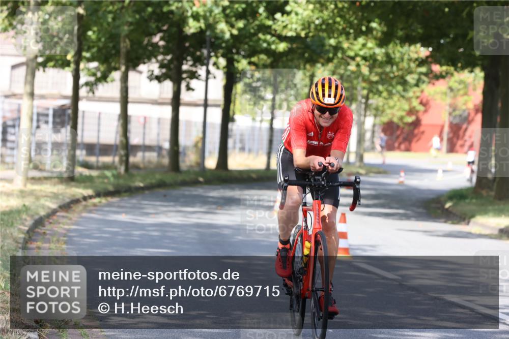 11.08.2024 - GEWOBA Citytriathlon Bremen H.Heesch http://msf.ph/oto/6769715 11.08.2024 10:32:33 Radfahren 63 meine-sportfotos.de