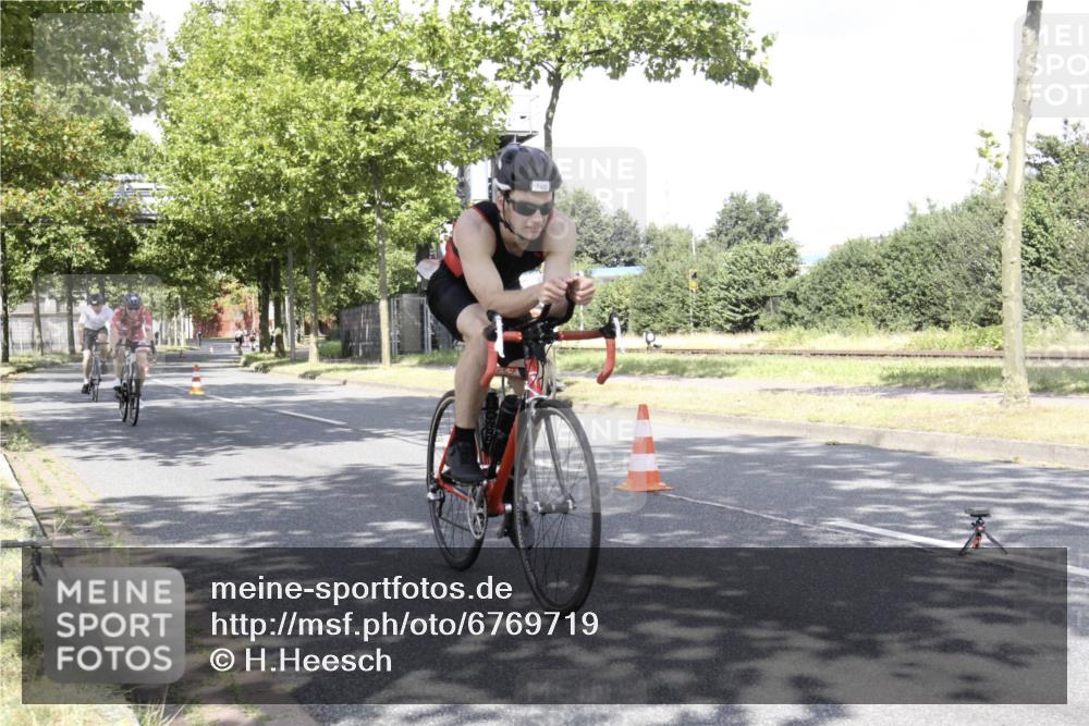 11.08.2024 - GEWOBA Citytriathlon Bremen H.Heesch http://msf.ph/oto/6769719 11.08.2024 11:50:46 Radfahren 741, 748, 783, 963, 966, 992, 1021, 1027 meine-sportfotos.de
