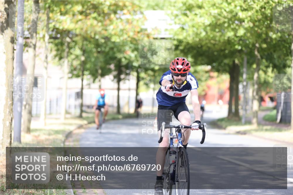 11.08.2024 - GEWOBA Citytriathlon Bremen H.Heesch http://msf.ph/oto/6769720 11.08.2024 10:43:29 Radfahren 2, 6, 17, 108 meine-sportfotos.de