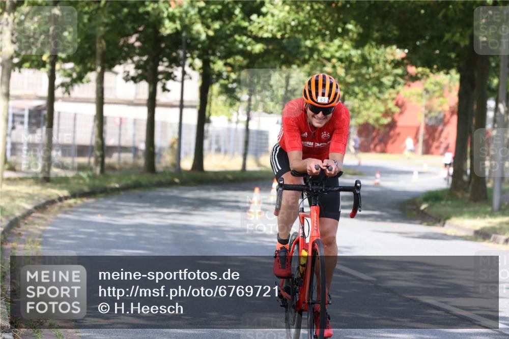 11.08.2024 - GEWOBA Citytriathlon Bremen H.Heesch http://msf.ph/oto/6769721 11.08.2024 10:32:33 Radfahren 63 meine-sportfotos.de
