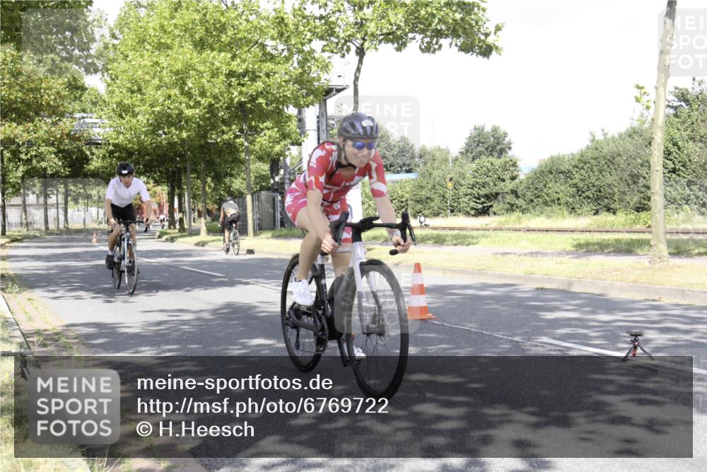 11.08.2024 - GEWOBA Citytriathlon Bremen H.Heesch http://msf.ph/oto/6769722 11.08.2024 11:50:47 Radfahren 741, 748, 783, 963, 966, 992, 1021, 1027 meine-sportfotos.de