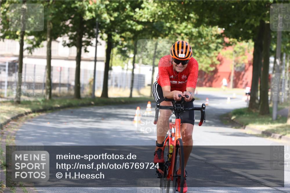 11.08.2024 - GEWOBA Citytriathlon Bremen H.Heesch http://msf.ph/oto/6769724 11.08.2024 10:32:33 Radfahren 63 meine-sportfotos.de