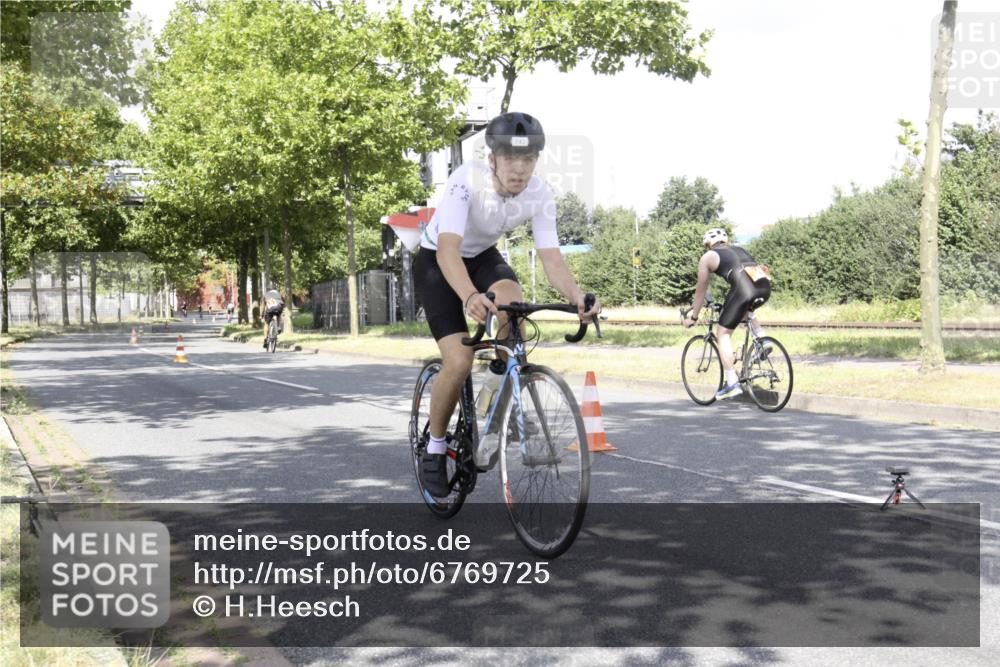 11.08.2024 - GEWOBA Citytriathlon Bremen H.Heesch http://msf.ph/oto/6769725 11.08.2024 11:50:48 Radfahren 741, 748, 783, 963, 966, 992, 1021, 1027 meine-sportfotos.de