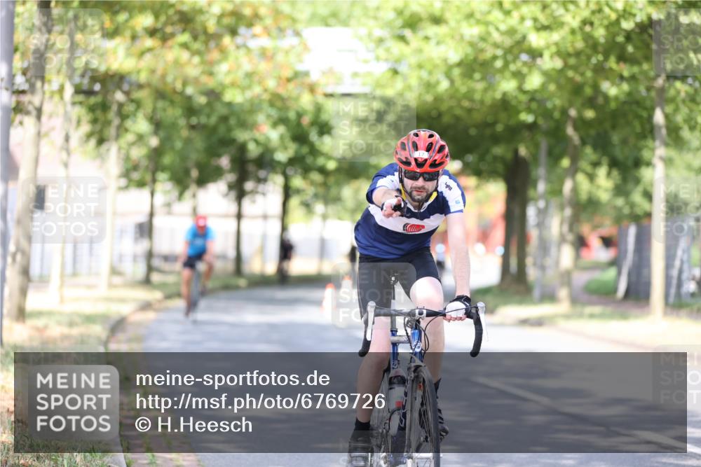 11.08.2024 - GEWOBA Citytriathlon Bremen H.Heesch http://msf.ph/oto/6769726 11.08.2024 10:43:29 Radfahren 2, 6, 17, 108 meine-sportfotos.de