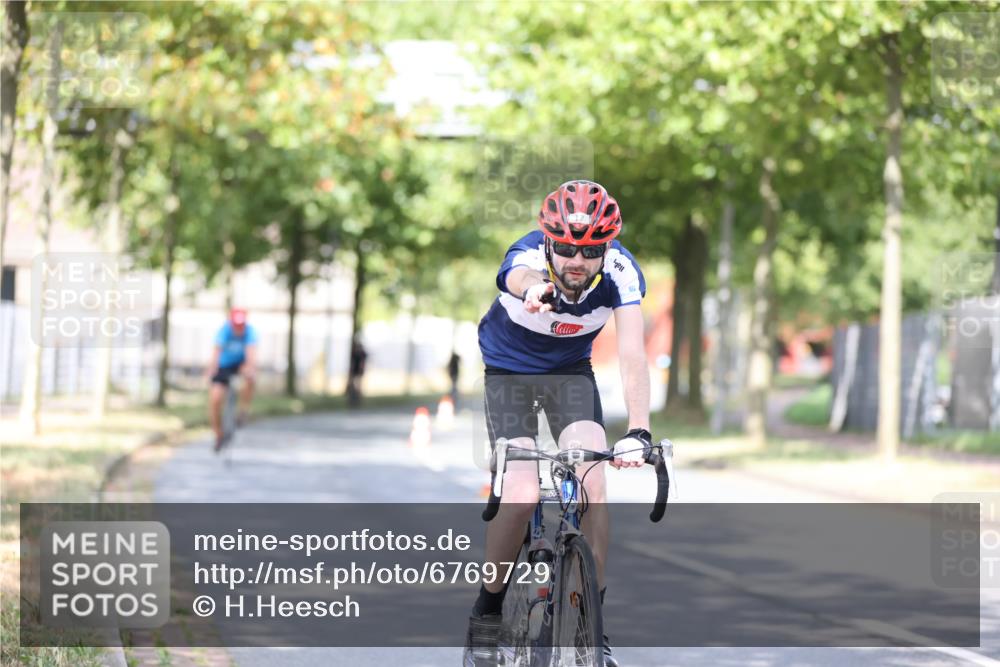11.08.2024 - GEWOBA Citytriathlon Bremen H.Heesch http://msf.ph/oto/6769729 11.08.2024 10:43:29 Radfahren 2, 6, 17, 108 meine-sportfotos.de