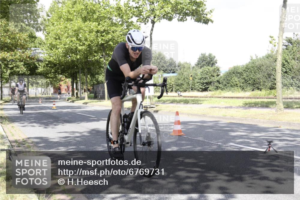 11.08.2024 - GEWOBA Citytriathlon Bremen H.Heesch http://msf.ph/oto/6769731 11.08.2024 11:51:02 Radfahren 742, 812, 892, 908, 934, 1021 meine-sportfotos.de