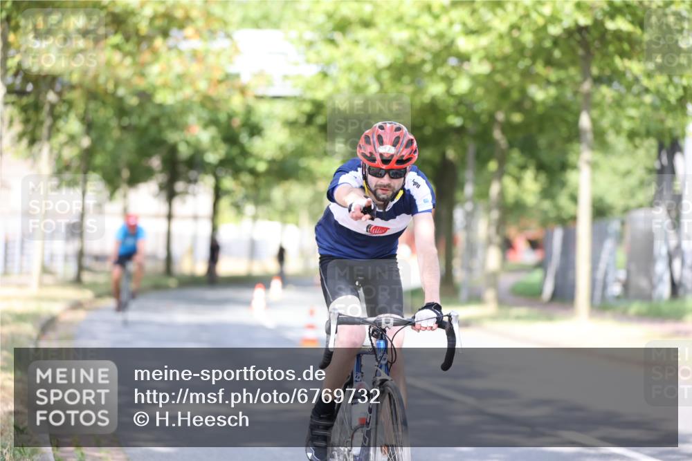 11.08.2024 - GEWOBA Citytriathlon Bremen H.Heesch http://msf.ph/oto/6769732 11.08.2024 10:43:29 Radfahren 2, 6, 17, 108 meine-sportfotos.de
