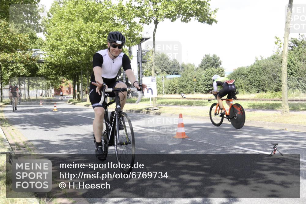 11.08.2024 - GEWOBA Citytriathlon Bremen H.Heesch http://msf.ph/oto/6769734 11.08.2024 11:51:04 Radfahren 742, 812, 892, 908, 934 meine-sportfotos.de