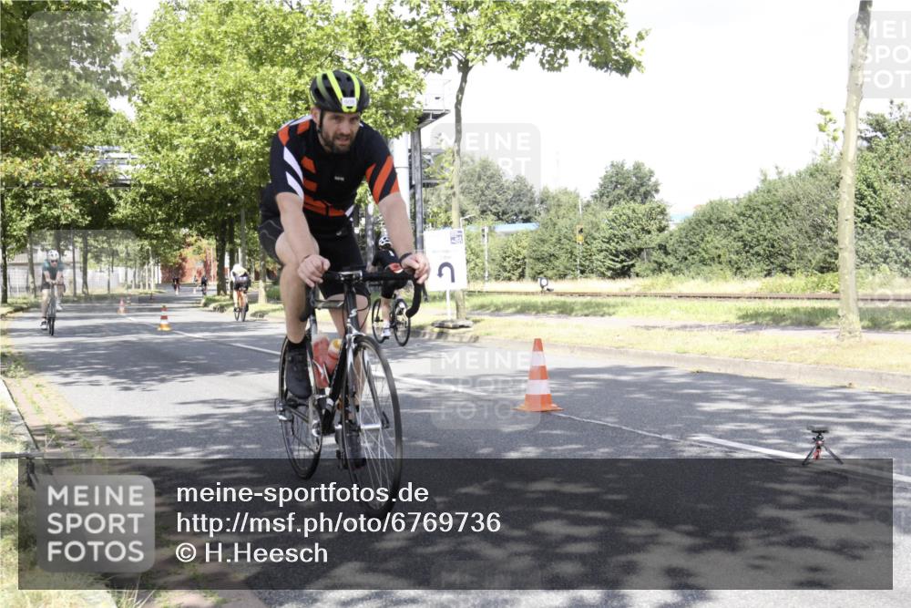 11.08.2024 - GEWOBA Citytriathlon Bremen H.Heesch http://msf.ph/oto/6769736 11.08.2024 11:51:06 Radfahren 742, 812, 892, 908, 934 meine-sportfotos.de