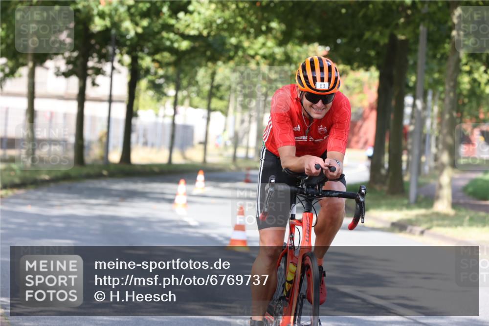 11.08.2024 - GEWOBA Citytriathlon Bremen H.Heesch http://msf.ph/oto/6769737 11.08.2024 10:32:33 Radfahren 63 meine-sportfotos.de