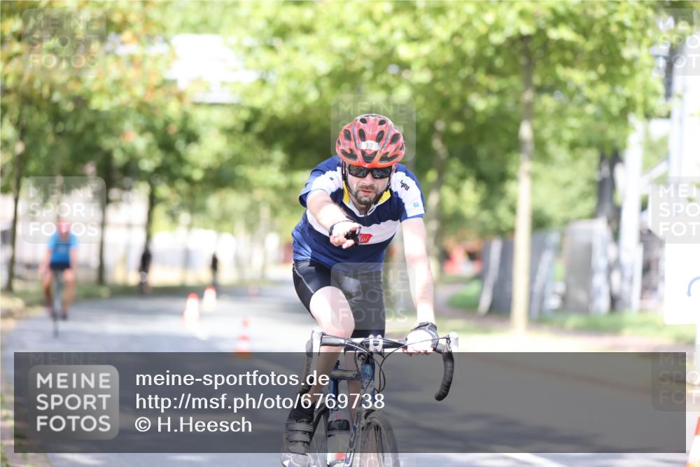 11.08.2024 - GEWOBA Citytriathlon Bremen H.Heesch http://msf.ph/oto/6769738 11.08.2024 10:43:29 Radfahren 2, 6, 17, 108 meine-sportfotos.de